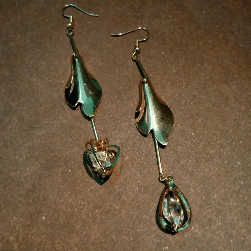 Elegant Dangle Earrings with Sparkling Gemstones