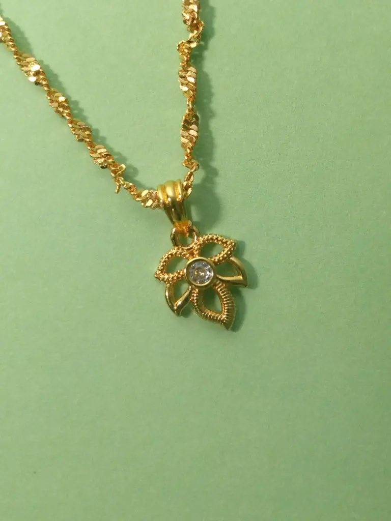 "Elegant Floral Pendant Gold Chain Necklace"